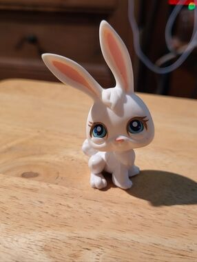 Littlest Pet Shop Rabbit Bunny LPS White Blue Eyes Toy Figure